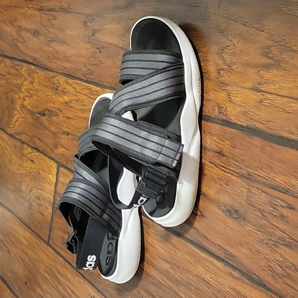 Adidas - Picture 3 of 4